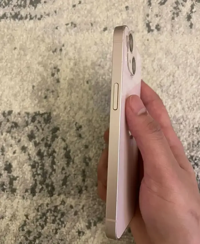 للبيع iPhone 13 لون وردي – حالة ممتازة