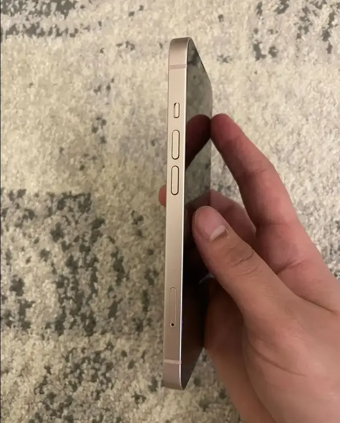 للبيع iPhone 13 لون وردي – حالة ممتازة