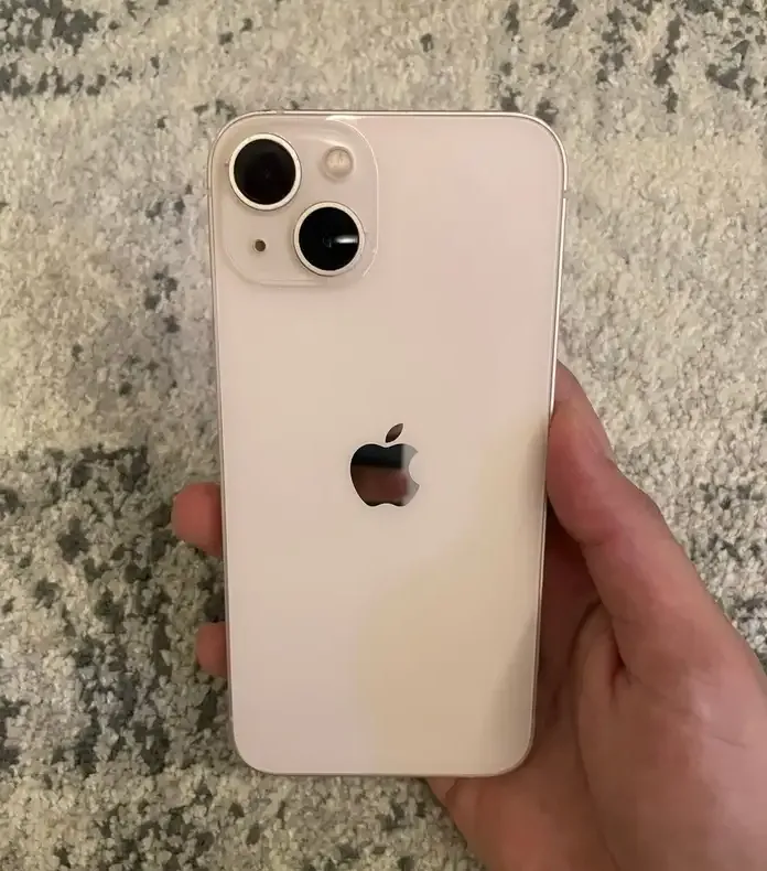 للبيع iPhone 13 لون وردي – حالة ممتازة